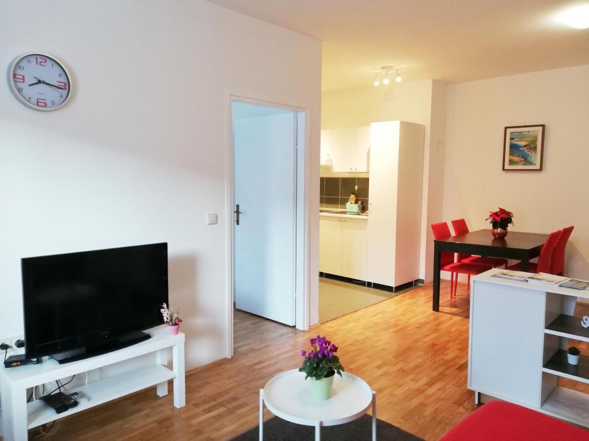 City Center Apartment Umag Bagian luar foto